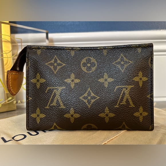 Louis Vuitton Monogram Poche Toilette 15 Cosmetic Pouch - Picture 3 of 10